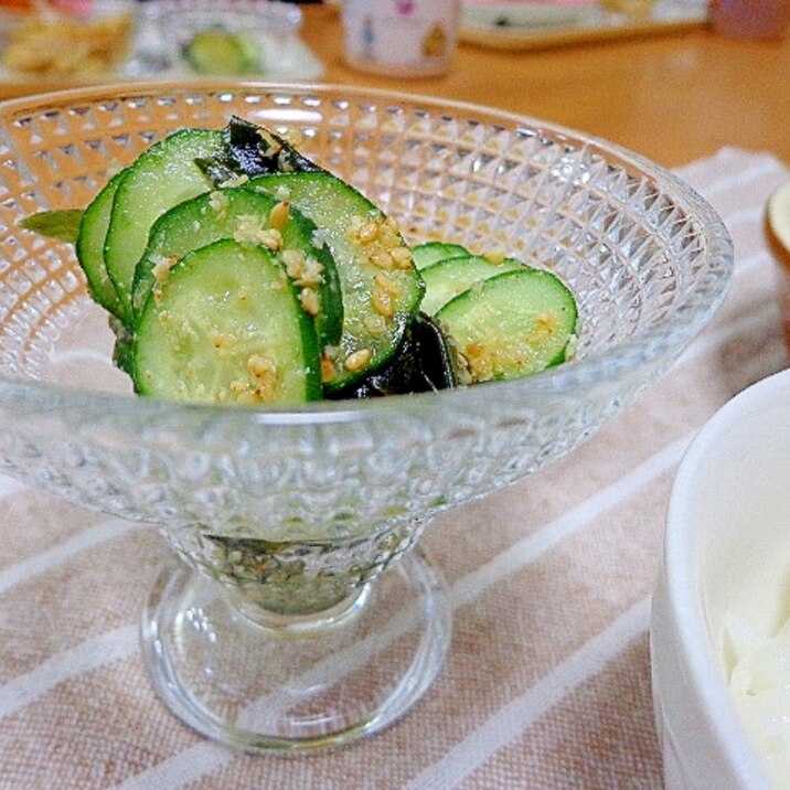 あと一品に　きゅうりとわかめの酢の物